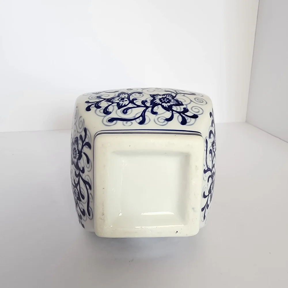 Chinoiserie-style Floral Pattern Vase - Picture 3 of 4